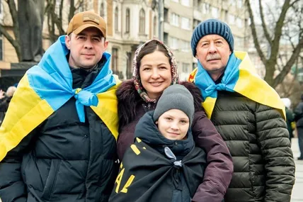 У Львові, біля пам'ятника Тарасові Шевченку, маріупольці зібралися на мітинг. Фото автора та з особистого альбому Олександра Шандро