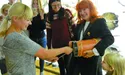 Поки грала скрипка-мазанка, весільні гості частувалися за кошт нареченого...