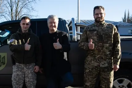 Порошенко передав бійцям пікап Ford