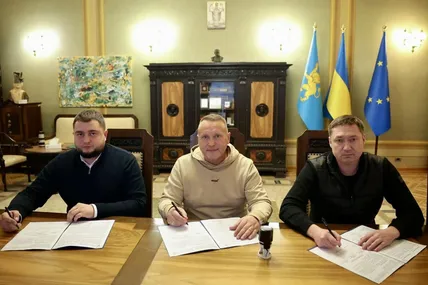 Голова ЛОВА Козицький прокоментував спільне фото з Гринкевичем. Його зробили під час підписання тристороннього меморандуму між Львівською ОВА, Львівською облрадою та БФ “HOPE. UA”, представником якого є Ігор Гринкевич.