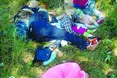 Нетвереза мама спала у траві. Поруч з нею – четверо заплаканих діток
