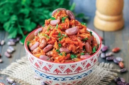 Тушкована капуста з квасолею