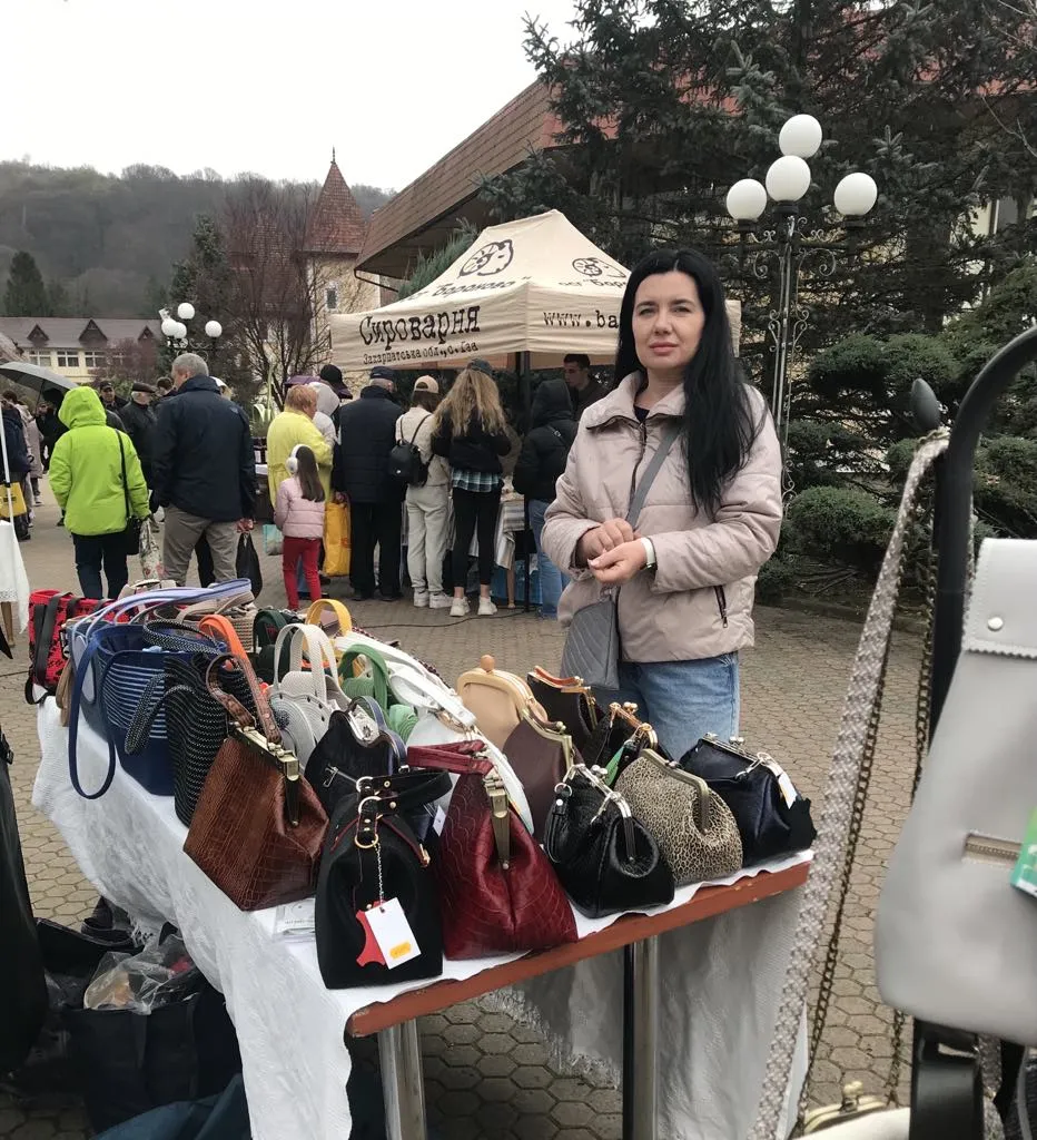 Тетяна Бондаренко з Бахмута пропонувала шкіряні сумки власного виробництва.