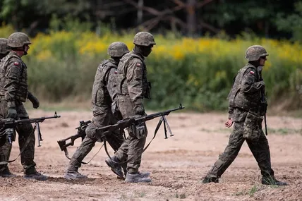 Наступного року десятки тисяч цивільних поляків тренуватимуться на військових полігонах. Фото Forum.