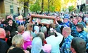 За плащаницею Діви Марії натовп біг, мов за живою Богородицею...