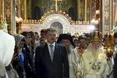 Порошенко у Великодню ніч помолився з вірянами різних церков