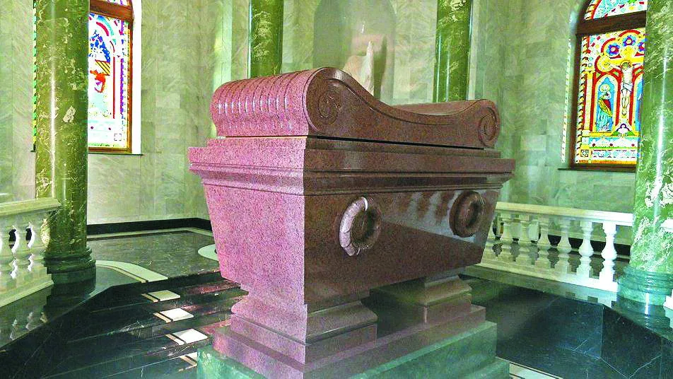 Саркофаг (важить 23 тонни) коштує 150 тисяч “зелених”. Його кришка зроблена з червоного граніту вагою 2,5 тонни. Фото “Суспільне Чернігів” і latifundist.com