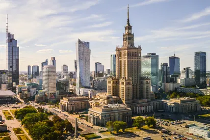 Під час Другої Світової війни гітлерівці майже повністю знищили Варшаву, жителі якої повстали проти окупантів... І ось завдяки тривалому зростанню економіки Польщі її столиця знову розквітла. Фото warsawtour.pl.