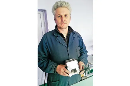 Сергій Марущенко розробив диво-пічку, яка важить всього 150 грамів і поміщається у кишені. Фото – “Урядовий кур’єр»