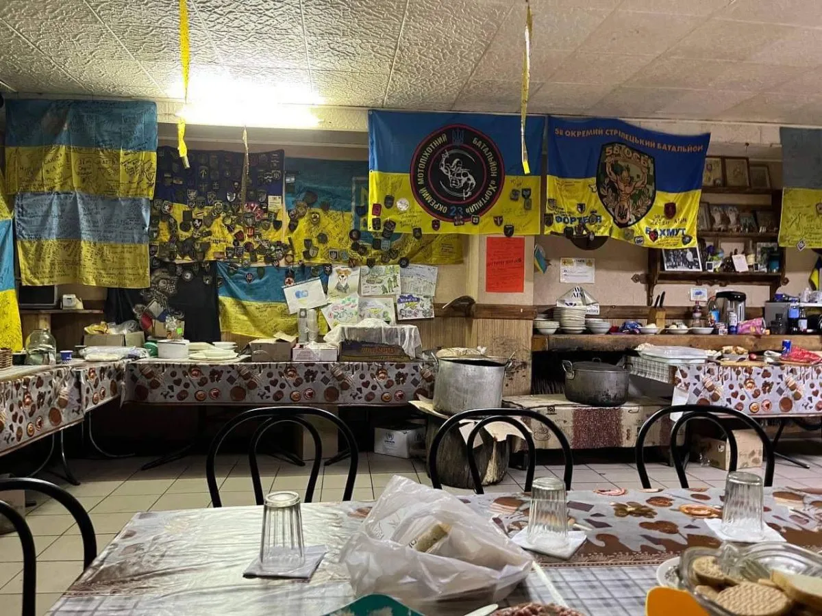 Їдальня для військових оформлена національними прапорами та символікою бригад.