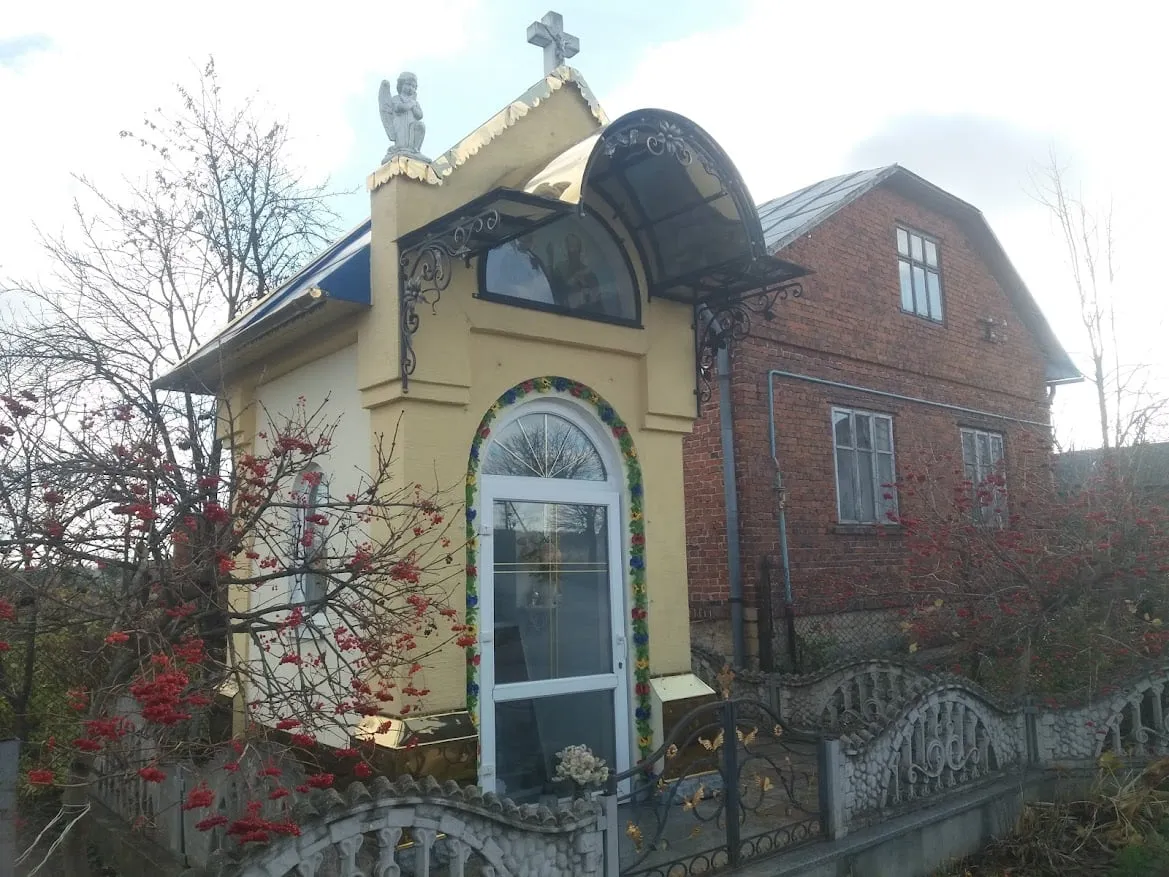 Капличка, що її Агафія Дулеба збудувала на власному городі, біля власної хати. Фото автора.