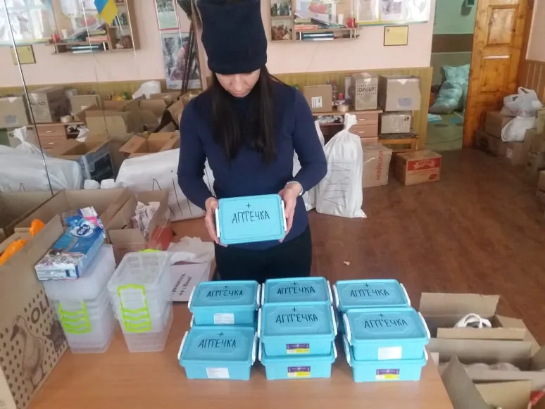 Волонтери відправили на фронт сотні таких саморобних аптечок.