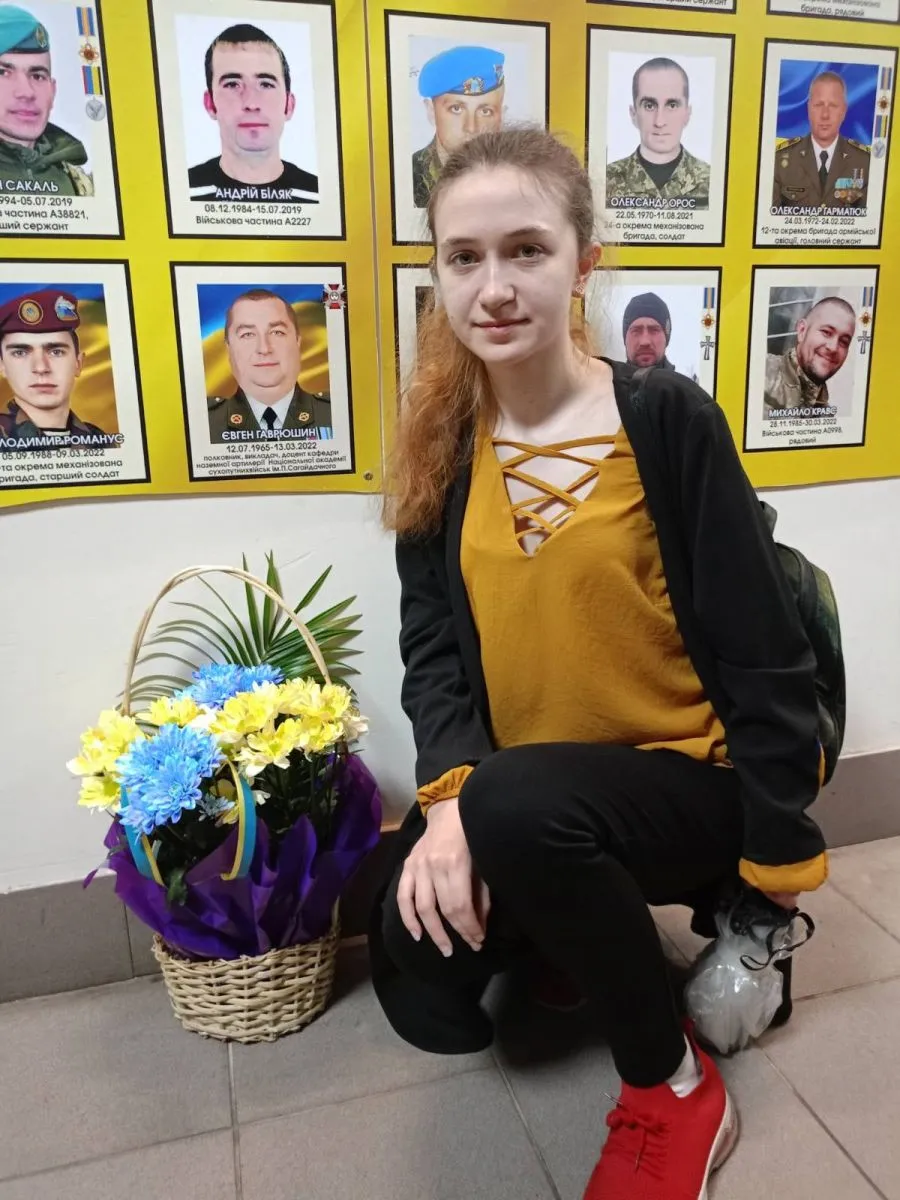 Донька Євгена Гаврюшина біля портрета батька у Самборі.