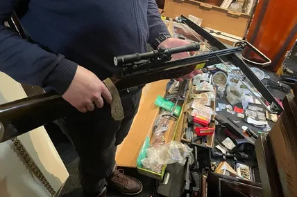 Ось таку знахідку правоохоронці виявили у приватному похоронному салоні, що на вул.К.Левицького, 100. Фото обласної поліції