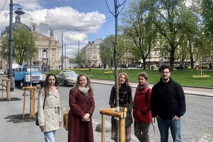 Є надія, що “кліматичні” дерева на проспекті Свободи впораються зі своєю функцією. Фото Олександри СЛАДКОВОЇ