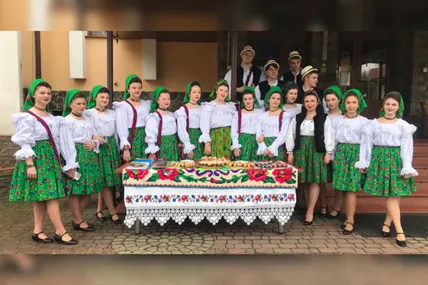 Румунська "діаспора" на фестивалі не лише танцювала, а й частувала національними смаколиками. Фото автора
