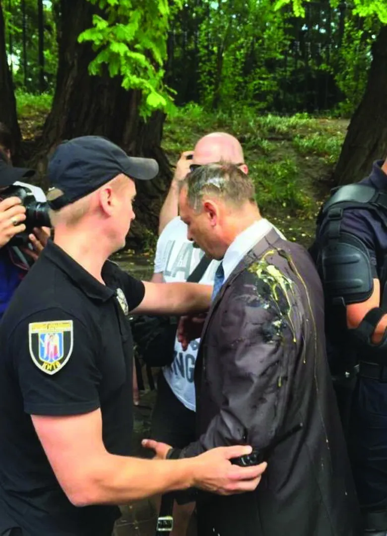 Після яєчного граду нардепу Барні знадобилися душ і хімчистка.