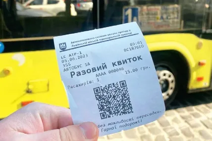 Пасажир може придбати у водія квиток і їхати з ним до кінця поїздки цим автобусом. Фото: Святослав Товсти­га