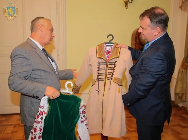 Українські національні костюми, подаровані губернатором Львівщини, викликали захоплення у голови Українського конгресу Азербайджану Юрія Осадченка