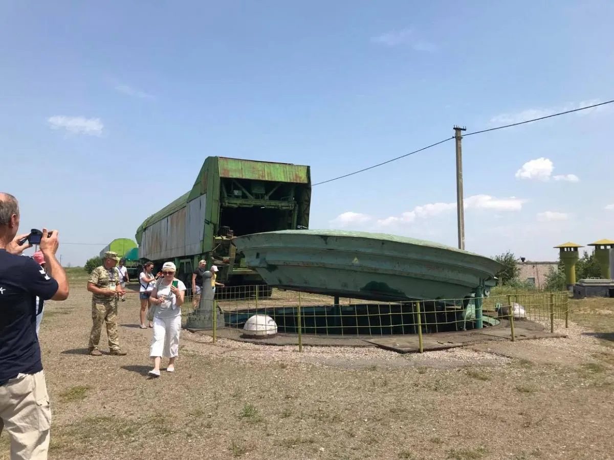 Ось тут була захована ракета, яка могла б вилетіти за лічені секунди. Фото автора