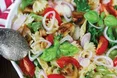 Теплий салат з макаронами, грибами та овочами