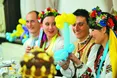 Весільний келих наповнили не шампанським, а... узваром