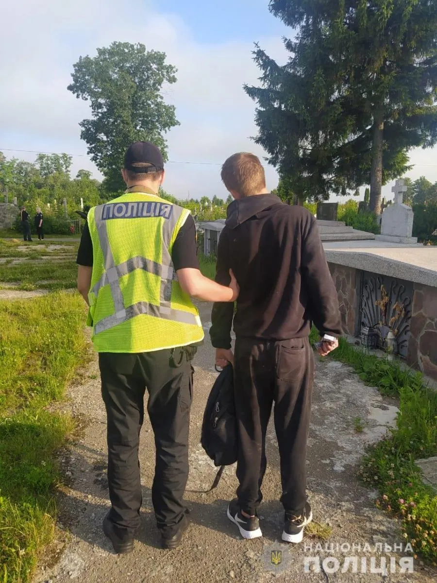 На місці злочину поліція затримала ось цього чоловіка. Зараз його справу розглядають у суді… Фото Національної поліції