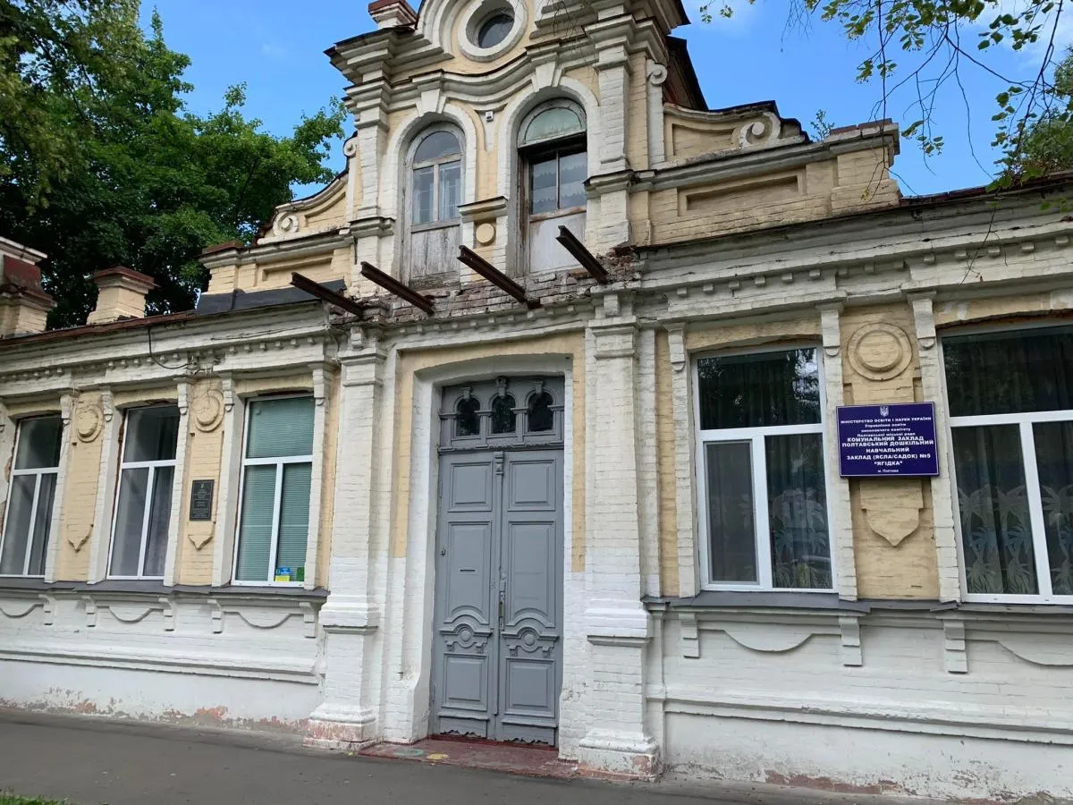 Фото автора. Будинок, з балкона якого під час Другої світової війни виступав Гітлер.