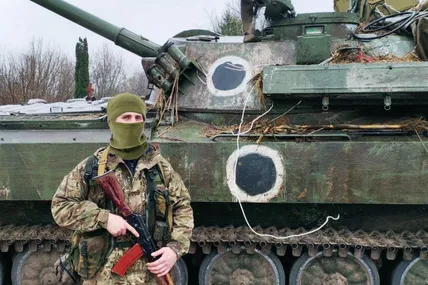 «Град», середній син дяді Вані, виганяв рашистів з Бучі. І фото на згадку – на тлі ворожого танка.