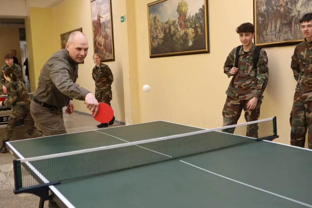 У вільний час кадети грають у теніс разом із керівником навчального закладу.