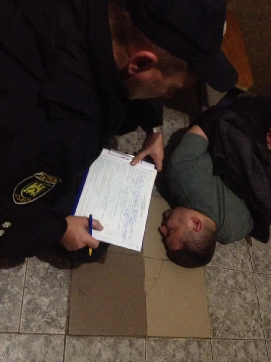 Патрульні зачитують протокол, складений під час затримання п’яного викладача університету.