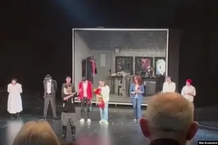 Актор театру в російському Улан-Уде порізав собі вени просто на сцені... Зараз Артур Шувалов перебуває у лікарні. Фото Радіо "Свобода".