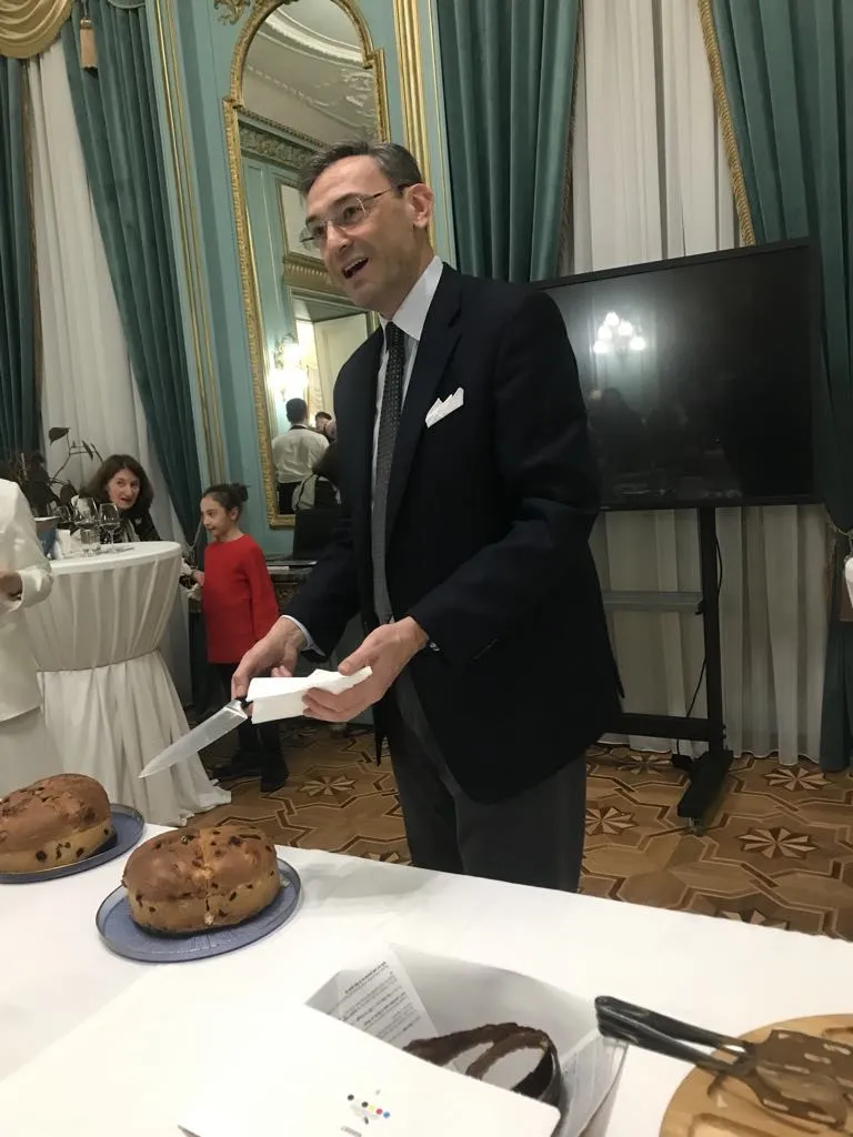 Тоні Коррадіні особисто частував присутніх панетоне.