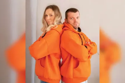 Юлія та Віктор демонструють одяг власного дизайну. Фото з архіву Віктора Габітова