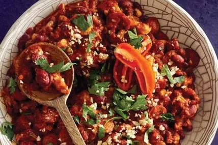 Чилі кон карне з куркою і ковбасками