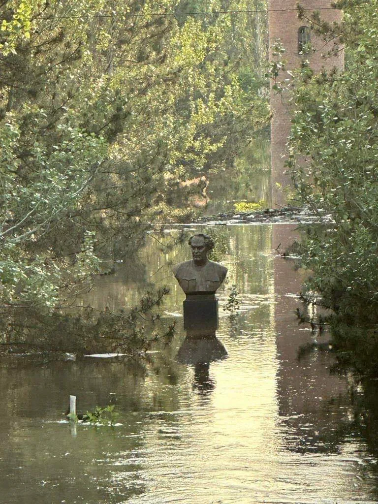 У воді не тільки житла українців, а й пам’ятники їхнім героям.