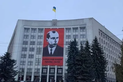 Величезний банер із Бандерою з’явився у Тернополі