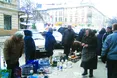 Картопля «гріється» у трьох мішках, капуста – у пуховій хустині, а продавці — хто як може