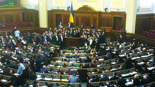 Три фракції вийшли до трибуни, щоб оголосити текст спільної заяви.