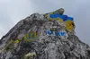 В Угорщині обмалювали вершину заповідної скелі синьо-жовтими кольорами, пошкодивши рідкісні рослини