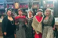 Капелюшки з вуальками, білі коралі, рукавички з мережива…