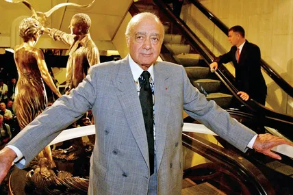 2005 рік. Мохамед Аль-Фаєд перед пам’ятником його синові Доді й принцесі Діані в універмазі Harrods. Фото Reuters