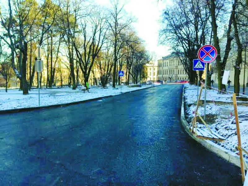 Фото Володимира Врублевського, У сквері Святого Юра таки відкрили дорогу для тролейбусів. Автівки туди не заїжджатимуть.