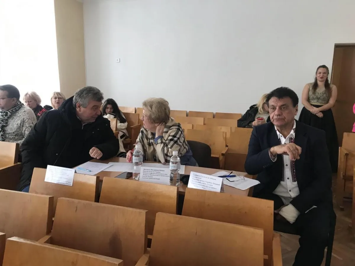 Журі сперечається (зліва направо) Олександр Дяченко, Людмила Божко, а Гурбан Аббасов ще визначається.