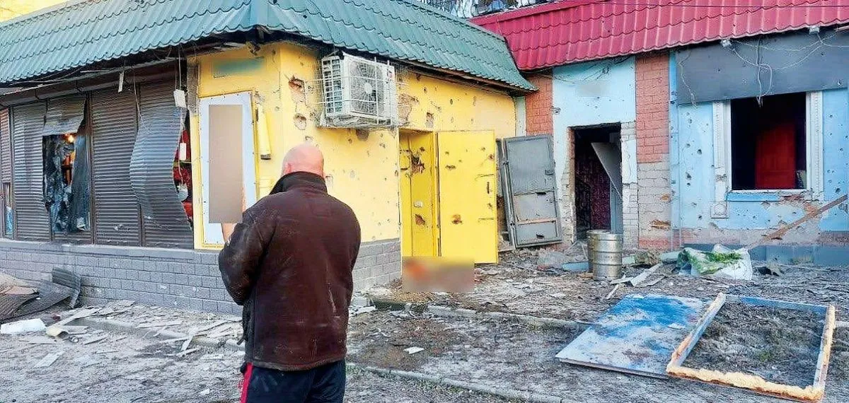 У цей магазин прилетіла міна...