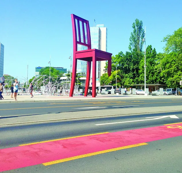 12-метровий стілець на трьох ніжках символізує хиткий мир.