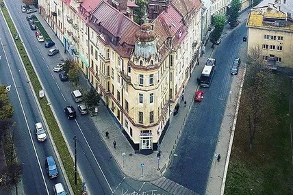 Трикутне архітектурне планування споруди надає їй схожості з кораблем. Фото з ФБ “Вечірній Львів”