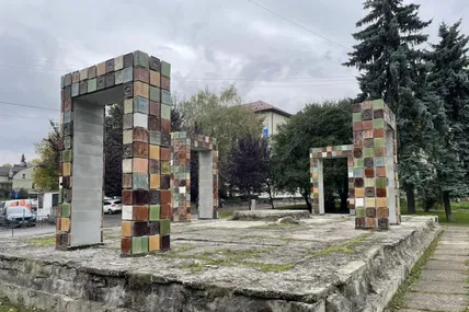 Уся “інсталяція” нагадує якусь руїну... Фото з ФБ Юлії Герасимато