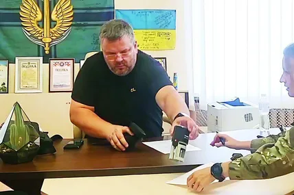 Андрій Карпов передає печатку міського голови Катерині Ямщиковій. На акті передачі зазначив, що зробив це під тиском.
