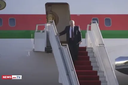 У листопаді, прилетівши до Єревана на саміт ОДКБ, Лукашенко ледве зміг зійти трапом літака... Фотоскрін reform.by.
